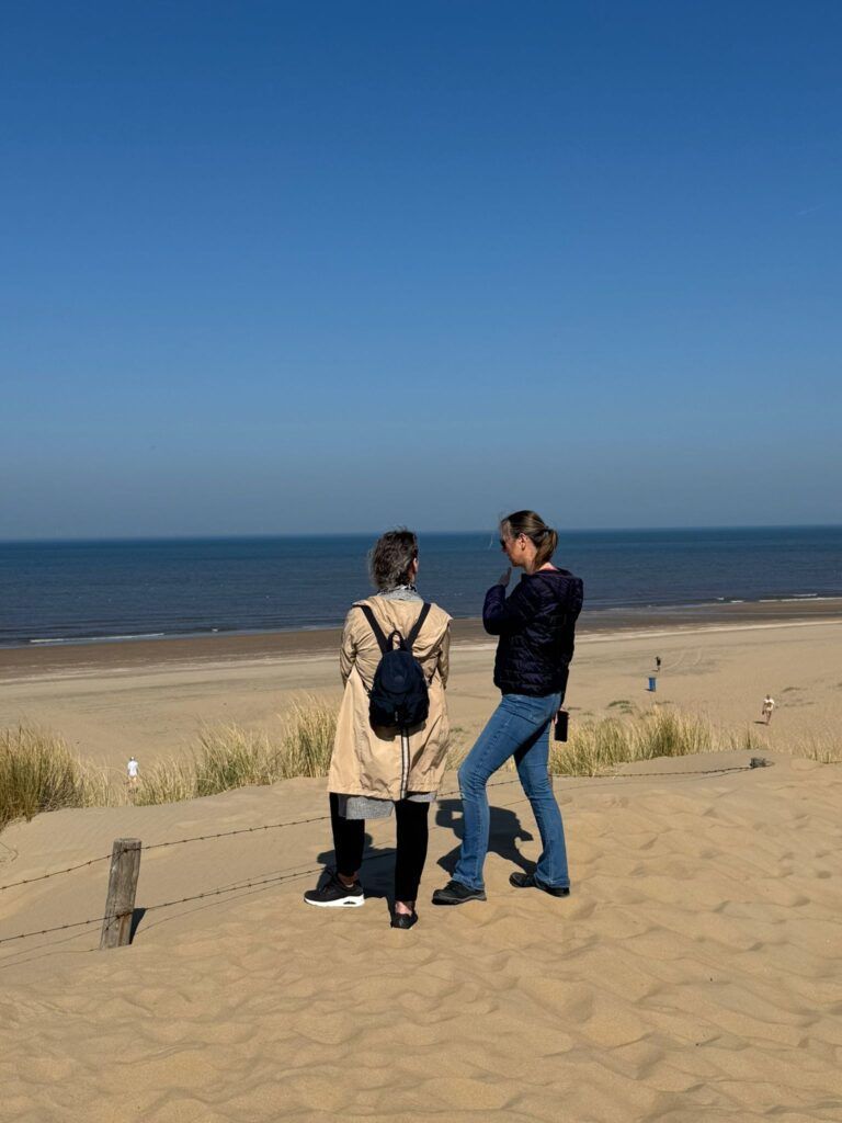 Rianne in gesprek aan het strand